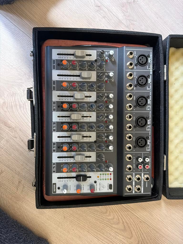 Behringer Xenyx 1002B Mengpaneel met koffer en statiefbevest, Ophalen of Verzenden, Gebruikt, 5 tot 10 kanalen, Microfooningang