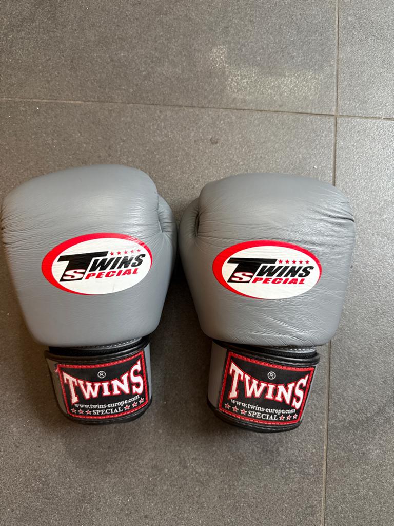 Twins Thaibokshandschoenen 12oz - Zo goed als nieuw, Ophalen of Verzenden, Zo goed als nieuw, Overige, Vechtsportbescherming