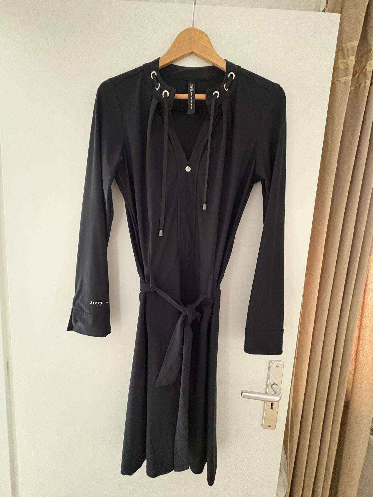 Zwarte Zip73 jurk maat M travelstof met steekzakken, Kleding | Dames, Ophalen of Verzenden, Maat 38/40 (M), Zwart, Knielengte