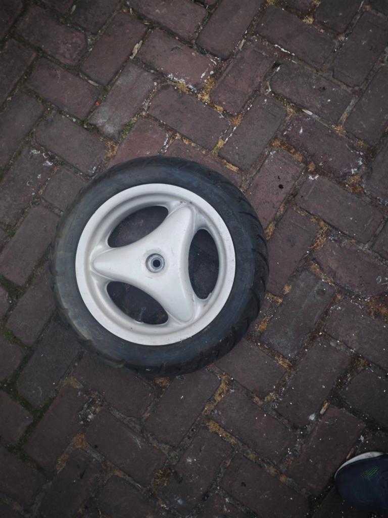 Twee wielen van een scooter, Ophalen, Honda