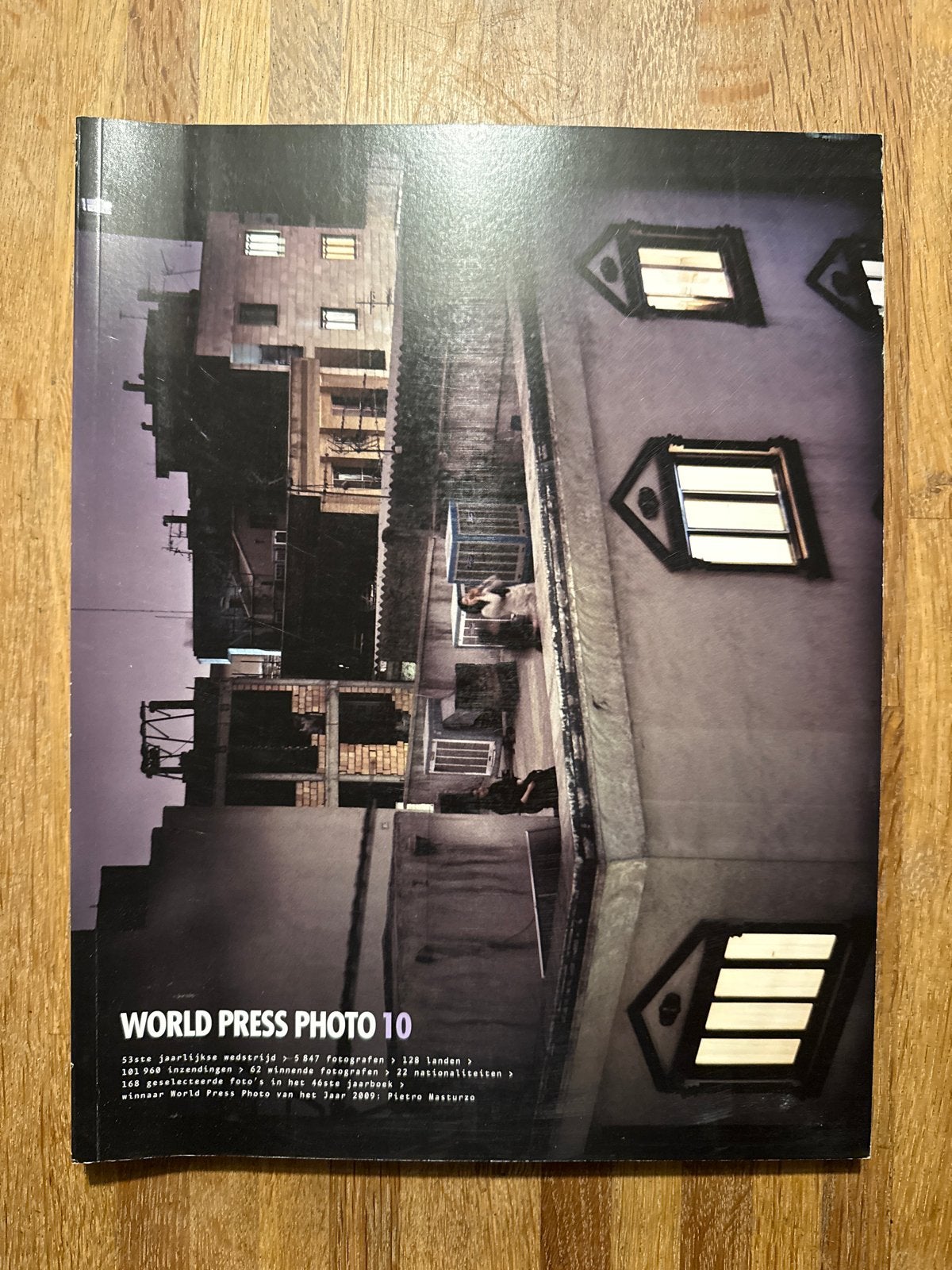 World Press Photo 10 - Jaarboek van de beste persfoto's, Boeken, Ophalen of Verzenden, Zo goed als nieuw, Fotografie algemeen