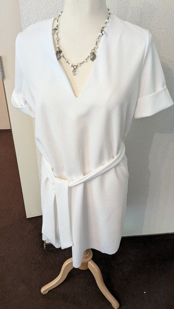 Vrouwelijke witte jurk van Zara - maat S maar valt als M, Kleding | Dames, Maat 38/40 (M), Verzenden, Zo goed als nieuw, Knielengte