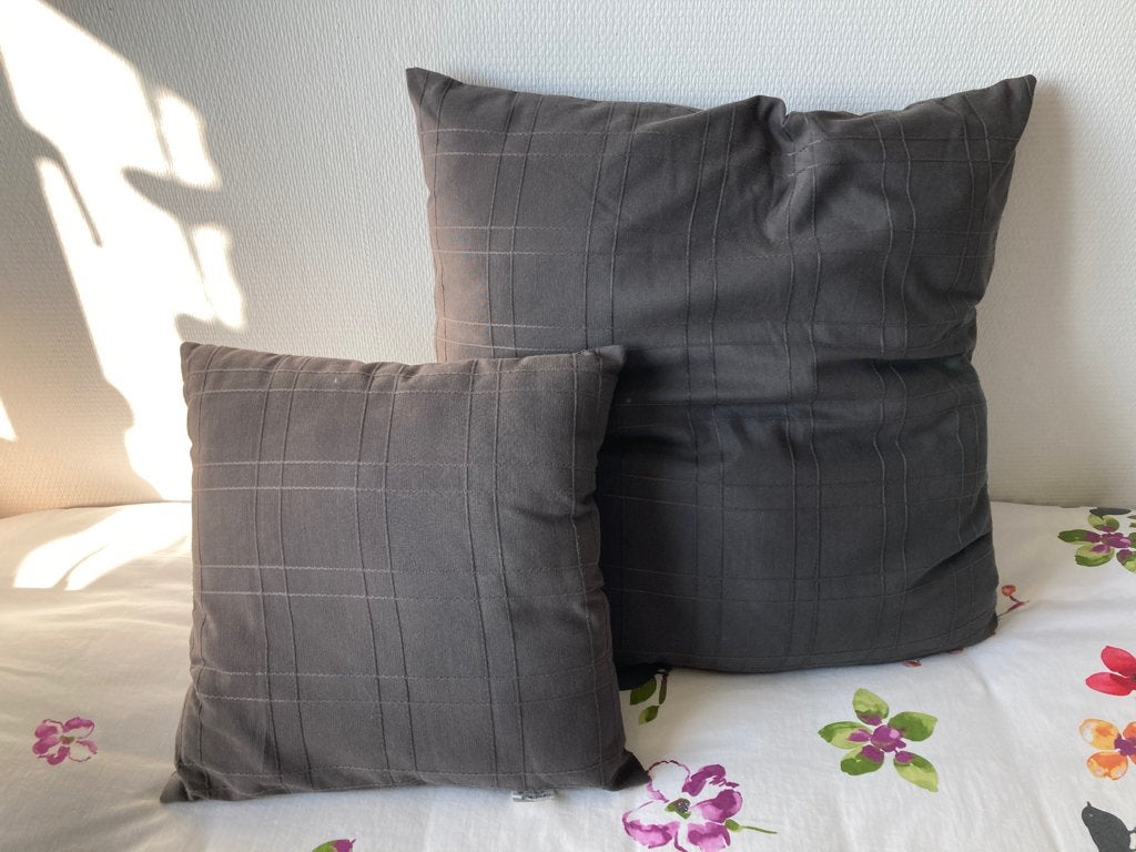 2 kussens antraciet grijs 70x70 en 45x45, Ophalen of Verzenden, Zo goed als nieuw, Grijs, Vierkant