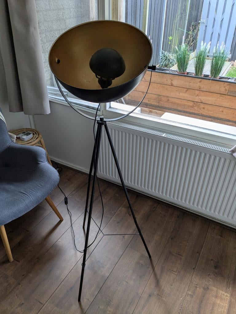 Industriële Zwarte Staande Lamp met Gouden Binnenkant, Huis en Inrichting, Lampen | Vloerlampen, Ophalen of Verzenden, Zo goed als nieuw
