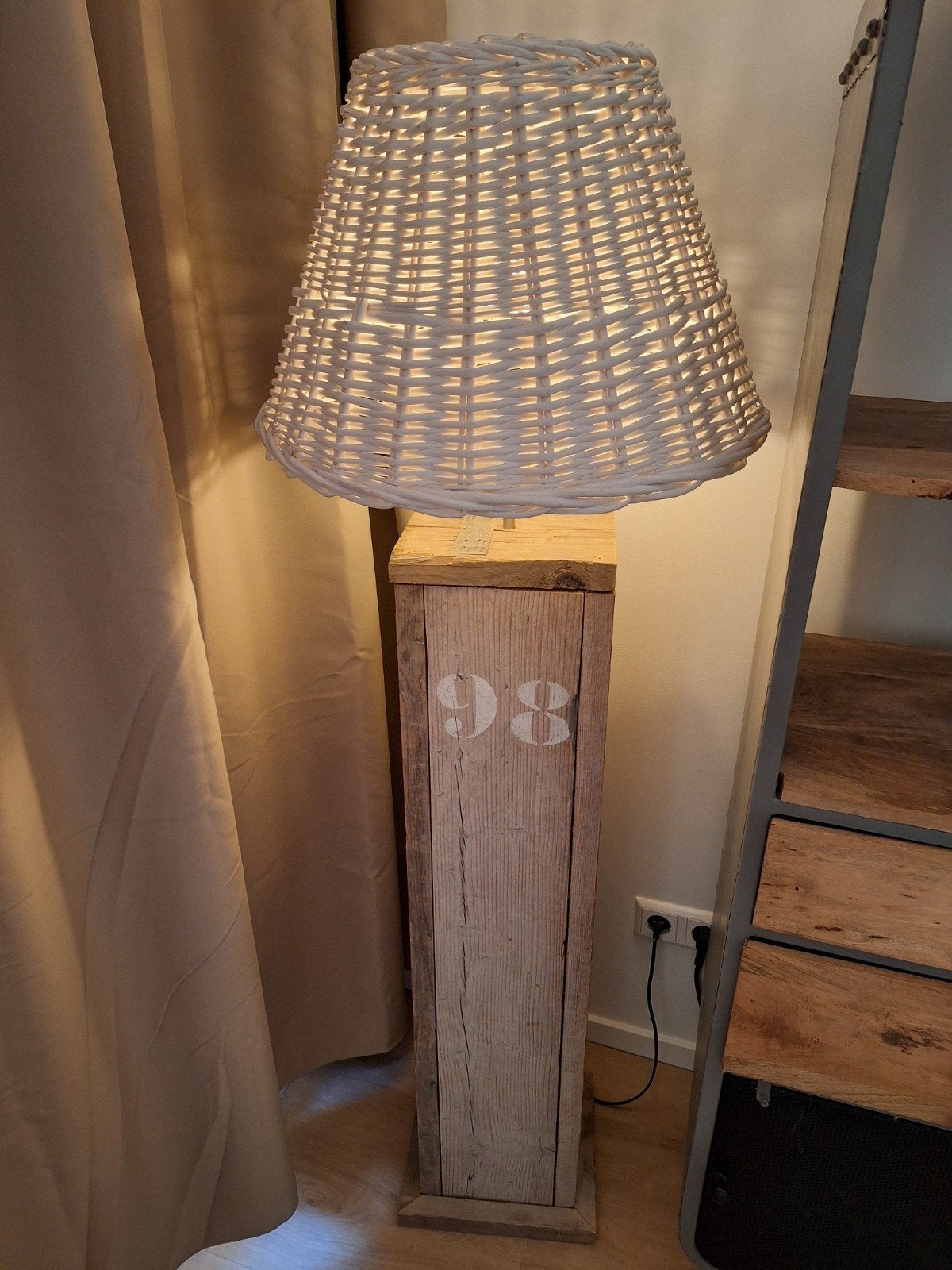 Unieke staande lamp met houten voet en rieten kap, Ophalen, Gebruikt, 100 tot 150 cm, E27 (groot)