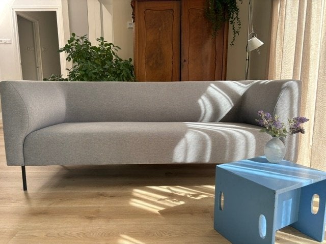 Modern grijs bankje, Huis en Inrichting, Banken | Sofa's en Chaises Longues, Ophalen, Minder dan 75 cm, 150 tot 200 cm, Tweepersoons