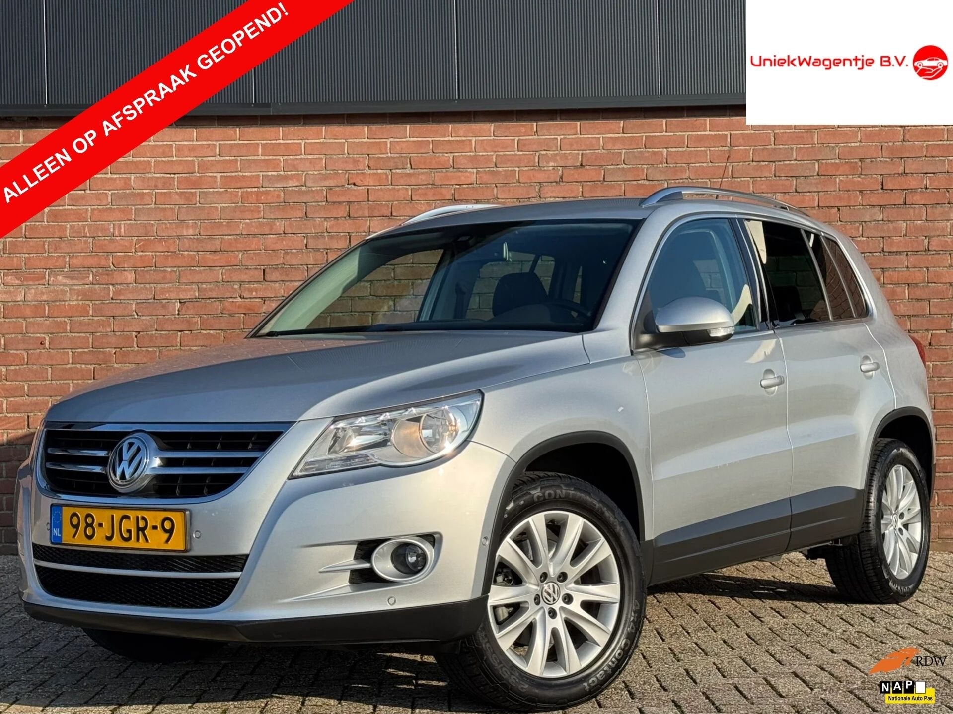 Volkswagen Tiguan 2.0 TSI | NL-AUTO! | LEDER! | NAVI!, Auto's, Automatische klimaatregeling, Gebruikt, Zwart, 4 cilinders