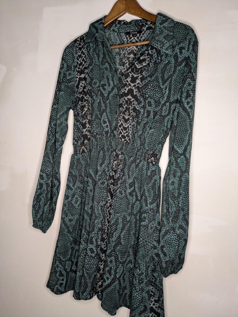 NIKKIE jurk maat 42 – groene slangenprint – elegant, Zwart, Maat 42/44 (L), Ophalen of Verzenden, Nikkie