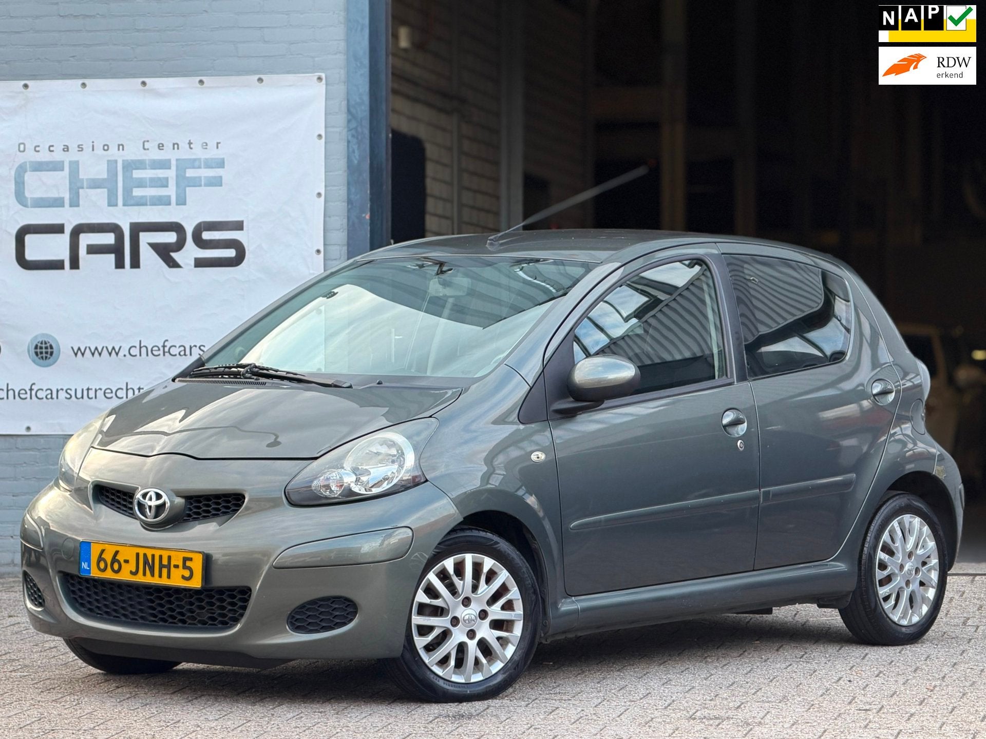 Toyota Aygo 1.0|NAP|AIRCO|NIEUWEAPK|HALFLEER|5DRS|DEALEROH!, Voorwielaandrijving, Gebruikt, Zwart, 4 stoelen