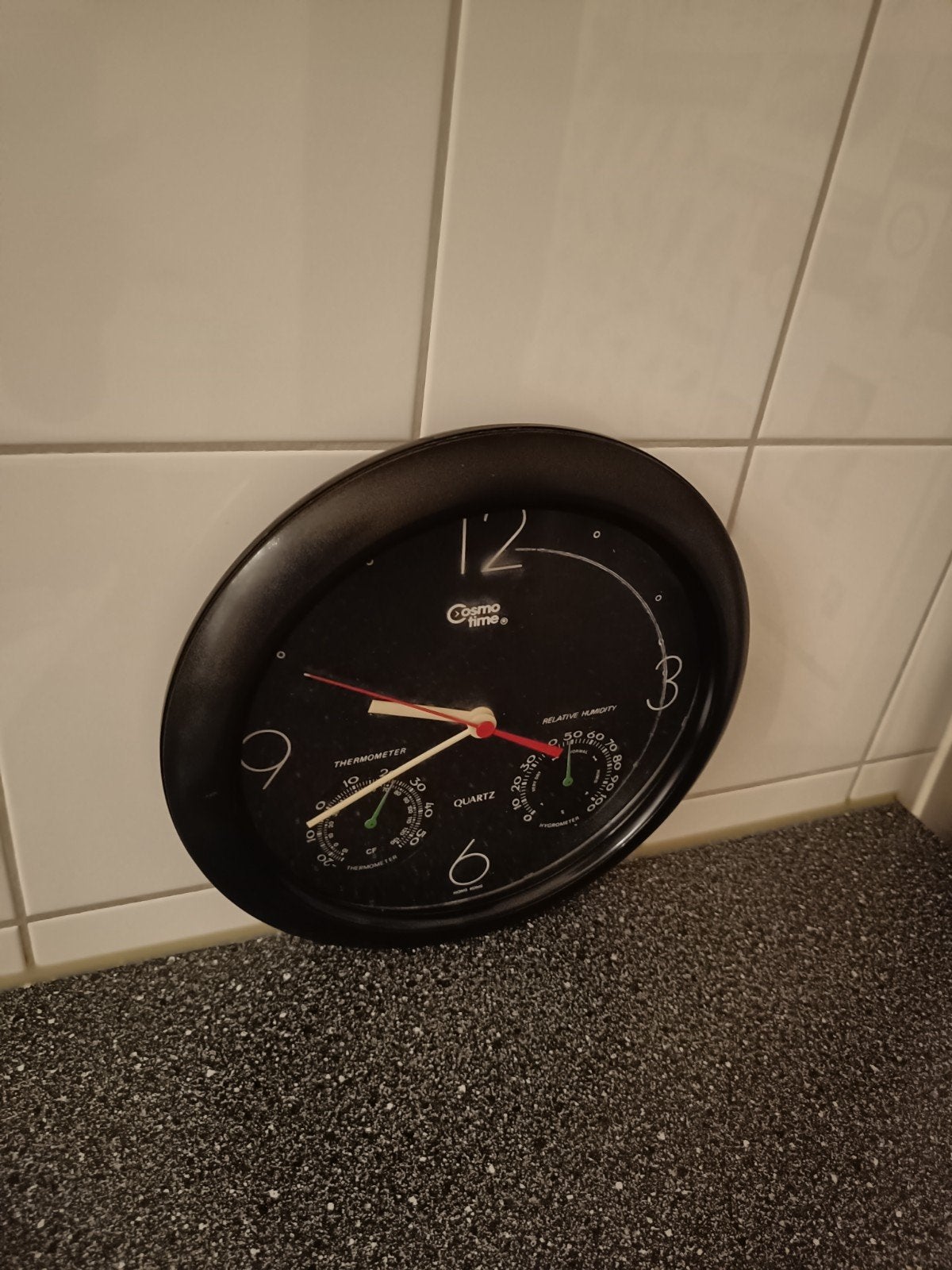 Zwarte Quarts wandklok met rood en wit wijzers Cosmo Time., Ophalen of Verzenden, Gebruikt, Werkt op batterijen, Wandklok