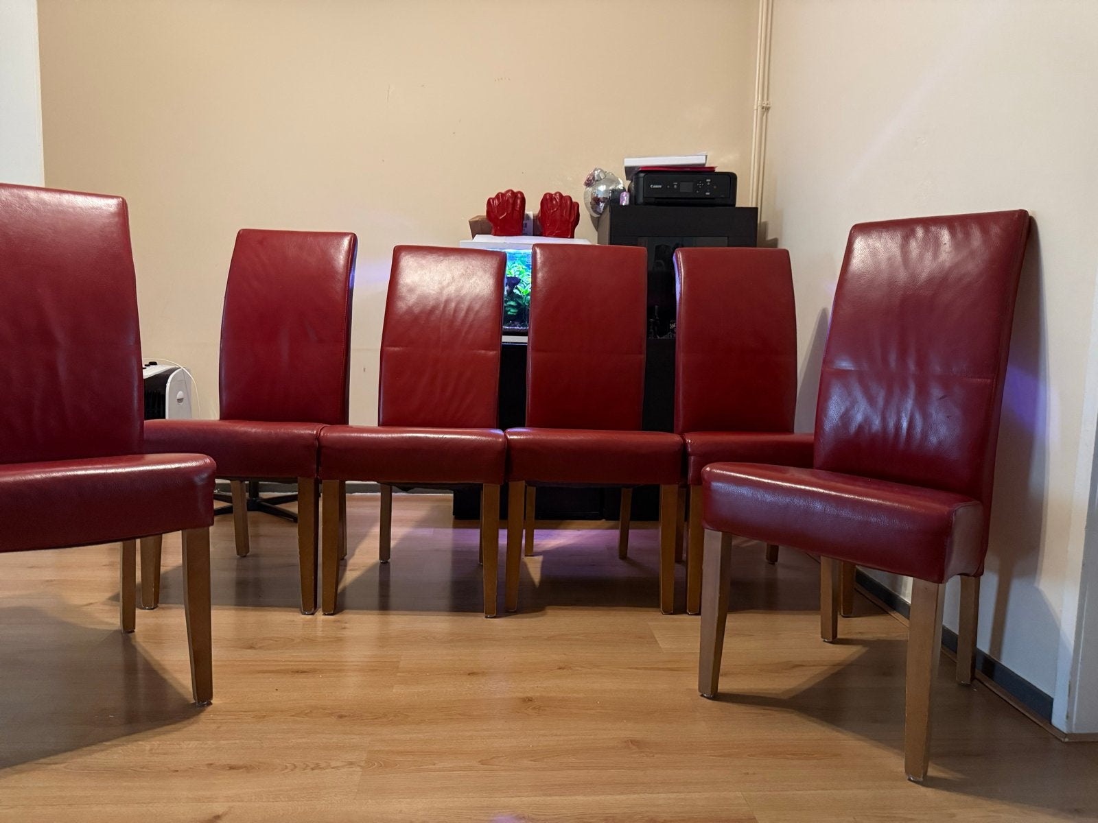 Gratis 6 rode stoelen, waarvan 2 met lichte reparatie nodig, Ophalen, Gebruikt, Leer, Vijf, Zes of meer stoelen