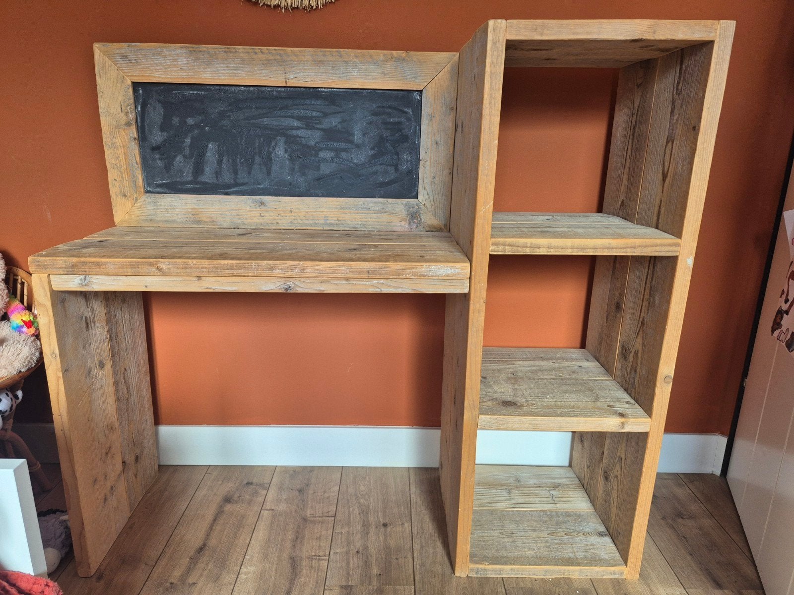 Houten bureau met kast en krijtbord in goede staat, Ophalen