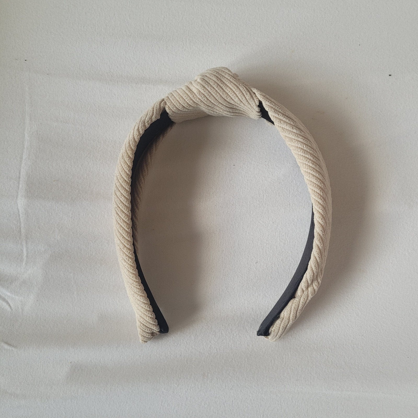 Mooie beige geribbelde haarband met knoop, Kleding | Dames, Onbekend, Ophalen of Verzenden, Gedragen, One size fits all