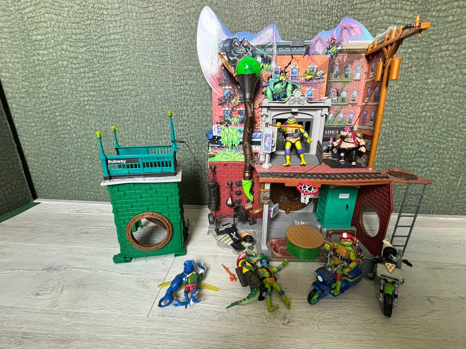 Ninja Turtle huis met extra voortuigen en poppen, Ophalen, Zo goed als nieuw, Poppenhuis