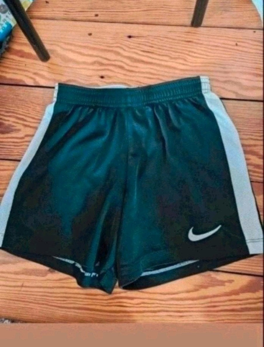 Nike short maat 128-137, Kinderen en Baby's, Kinderkleding | Maat 128, Jongen of Meisje, Sport- of Zwemkleding, Ophalen of Verzenden