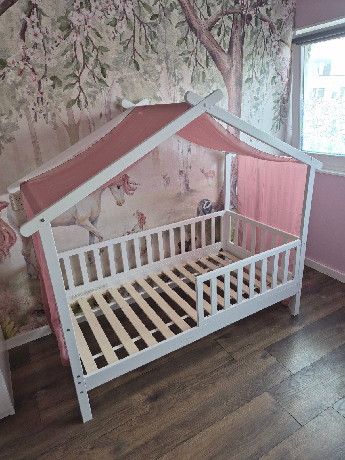 Kinderbed huisje wit met roze hemel, Ophalen, 70 tot 85 cm, Zo goed als nieuw, Lattenbodem