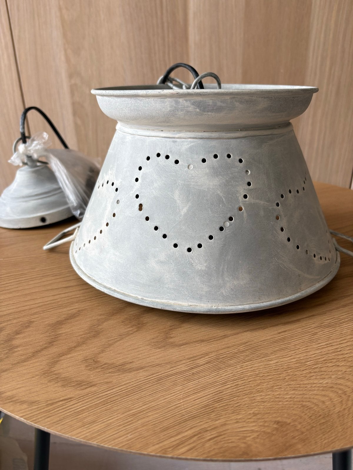 Vintage metalen zeef/vergiet hanglamp, Ophalen of Verzenden, Gebruikt, Metaal, E27 (groot)
