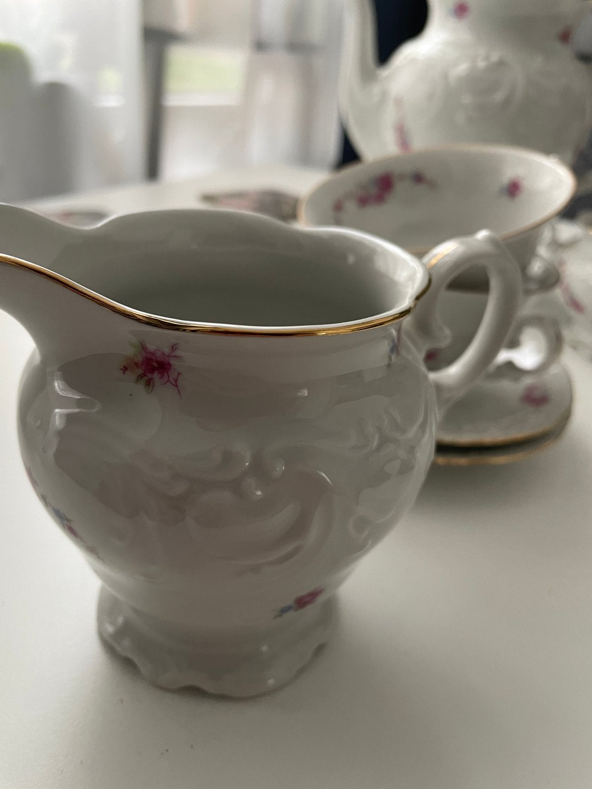 Wit theeservies met roze bloemetjes en gouden randjes, Ophalen
