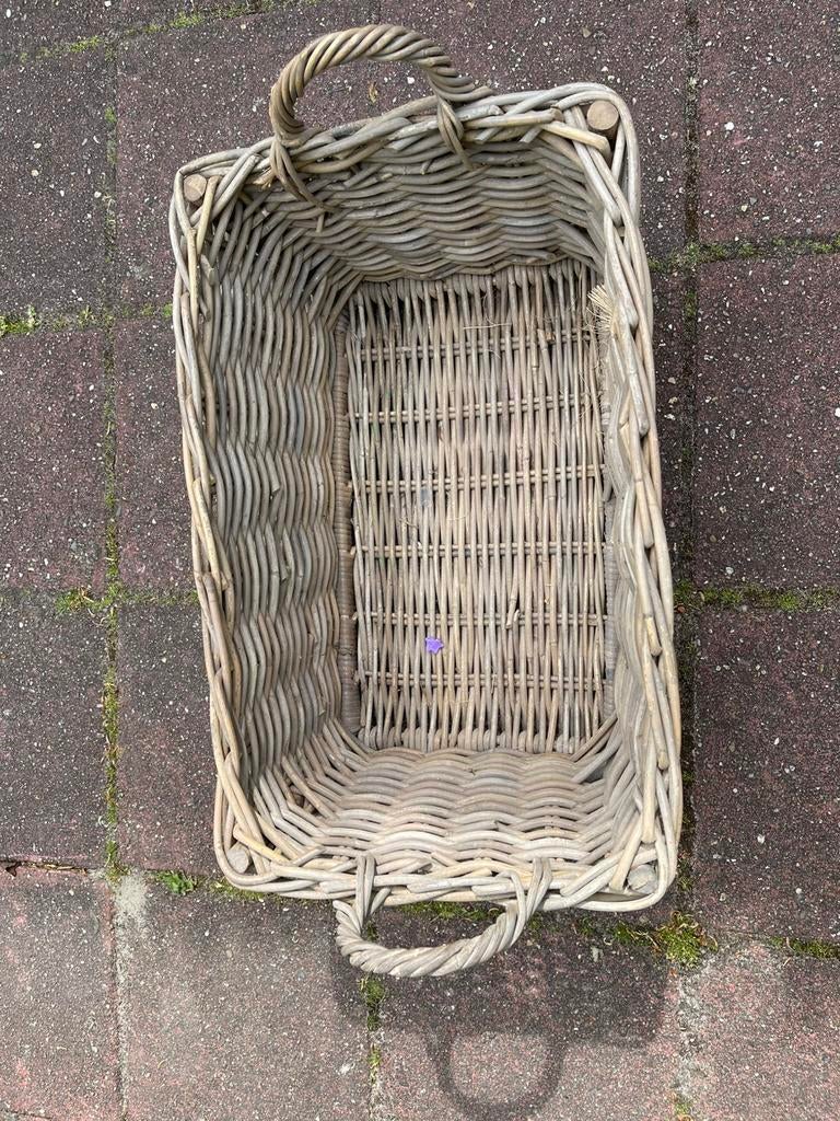 Mooie rieten mand met hengels, Ophalen, Gebruikt, Mand, Riet