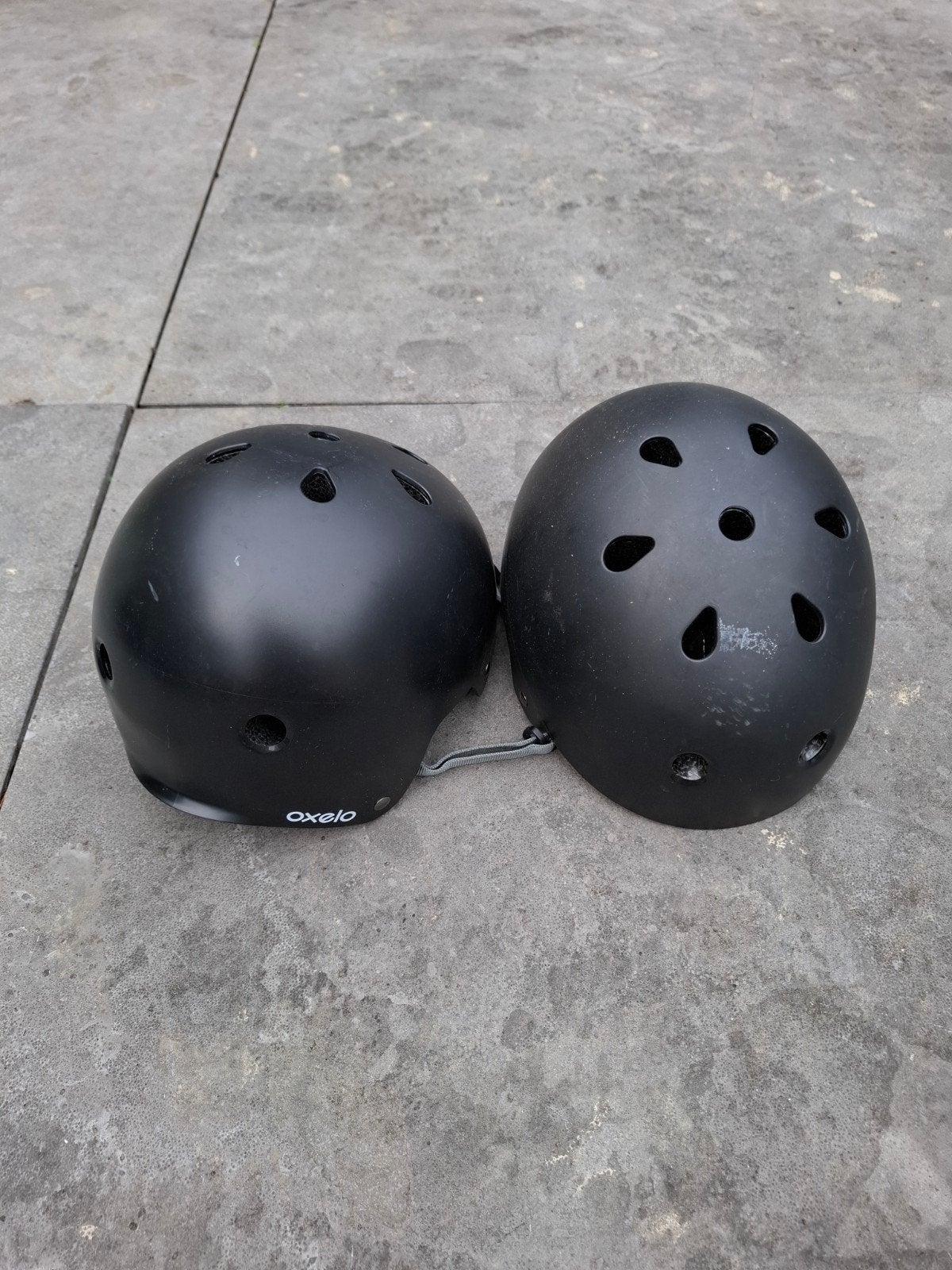 Twee zwarte Oxelo skatehelmen helm helmen kind, Gebruikt, Jongen of Meisje, Overige maten, Ophalen of Verzenden