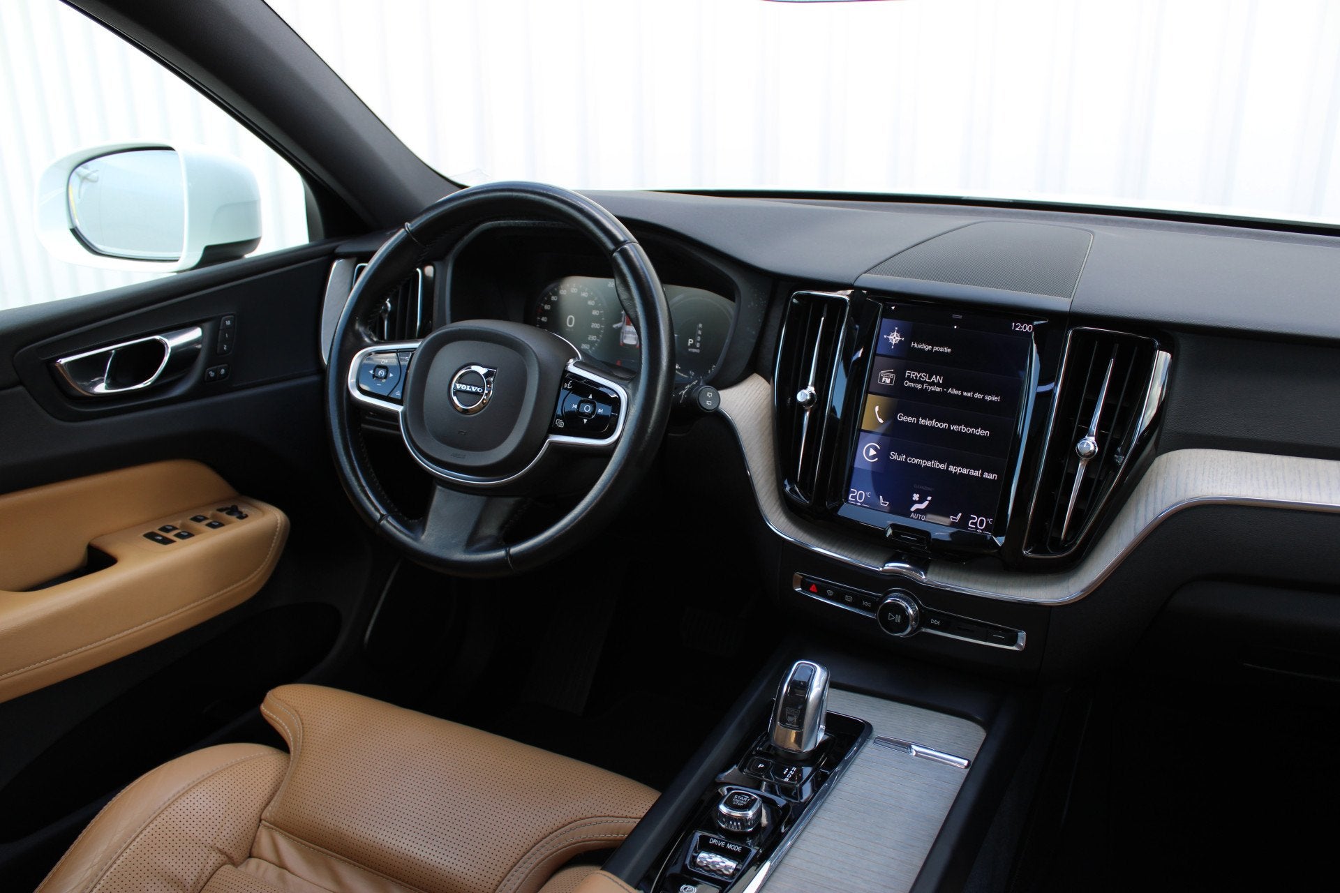 Volvo XC60 2.0 T8 Twin Engine AWD Inscription | Incl. 12 maa, Auto's, 12 maanden, Gebruikt, Euro 6, Wit