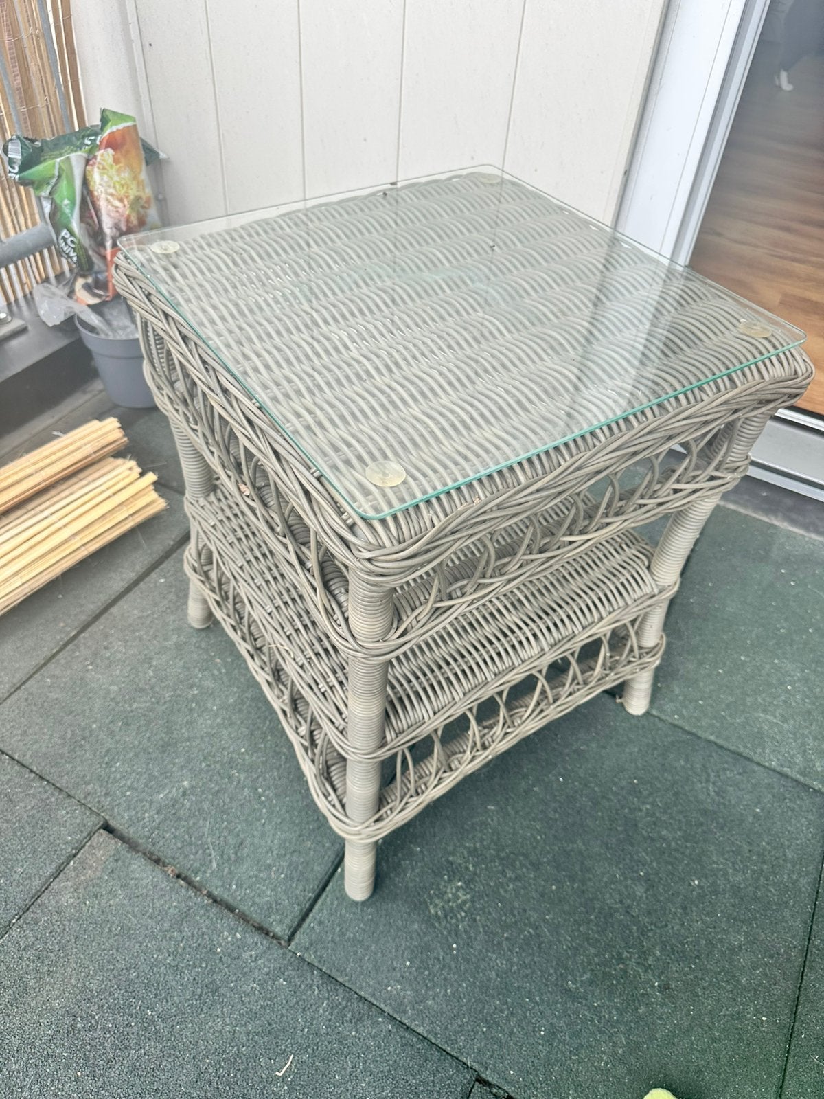 OWN Wicker Bijzettafel met glasplaat (50x50x60 cm), Tuin en Terras, Ophalen, Zo goed als nieuw, Wicker, Bijzettafel