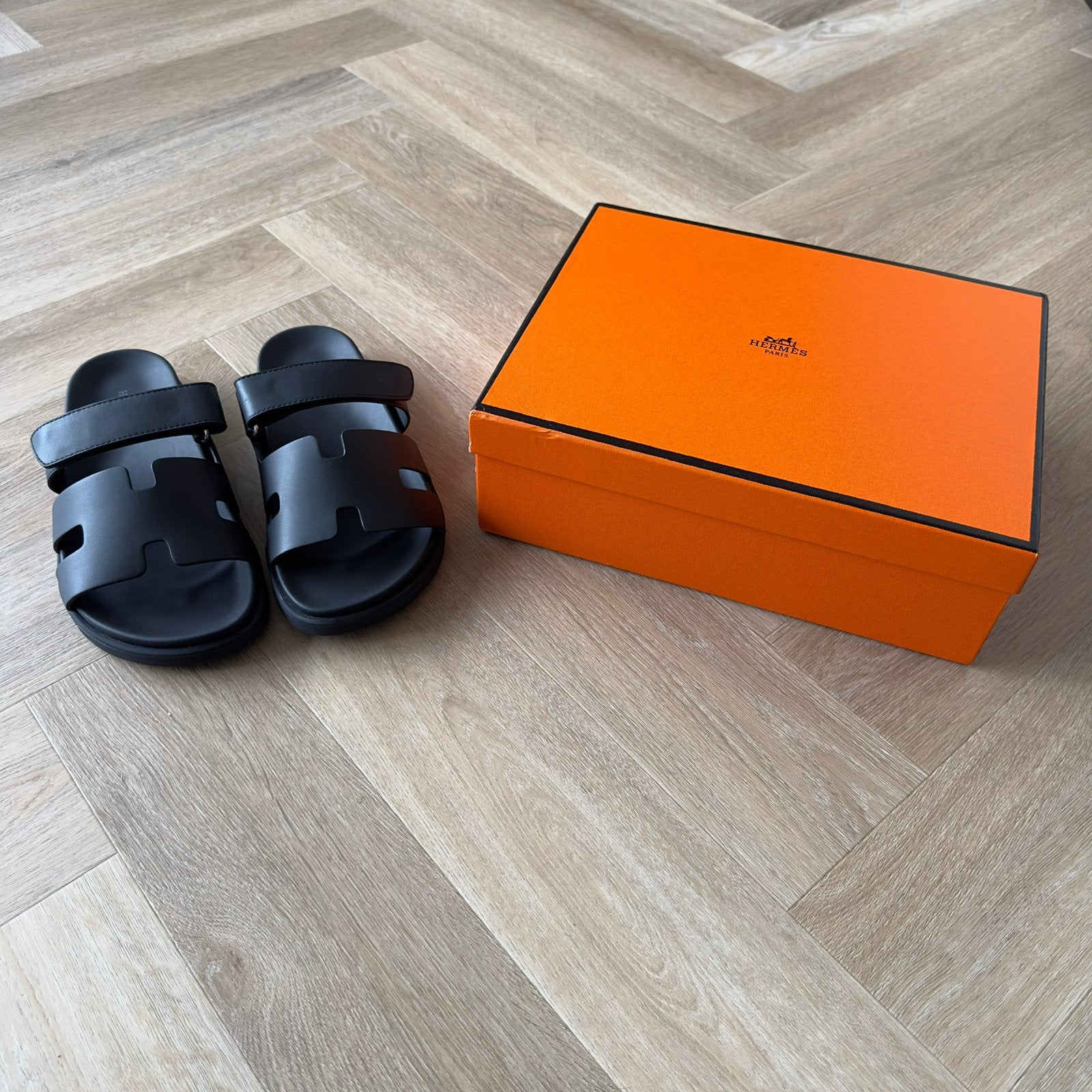 Hermes “Black” Chypre Slippers, Ophalen of Verzenden, Zo goed als nieuw, Zwart, Slippers