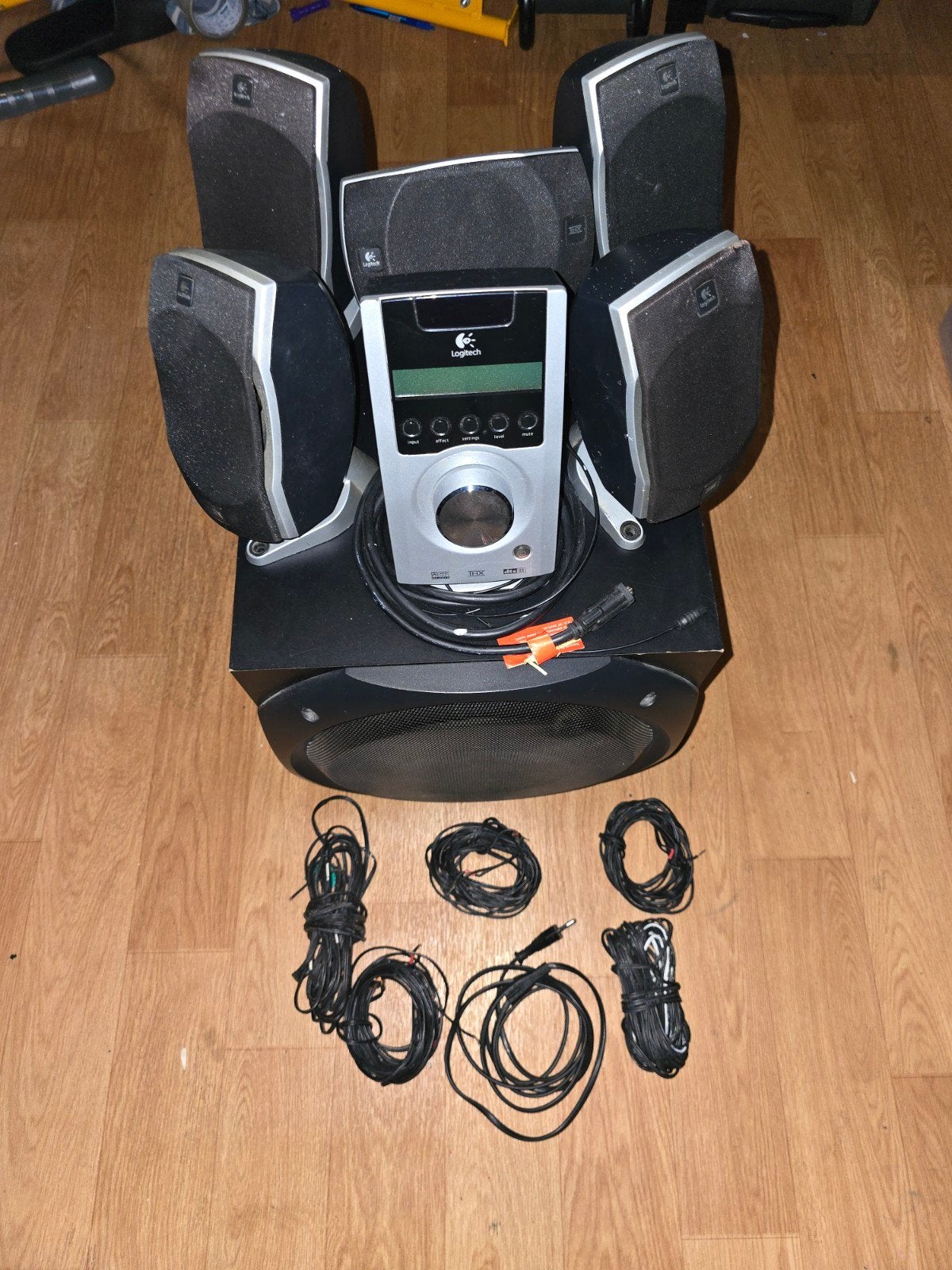 Logitech 5.1 Surround Sound Speakerset met Subwoofer, Ophalen, Gebruikt, Logitech, Inclusief kabels