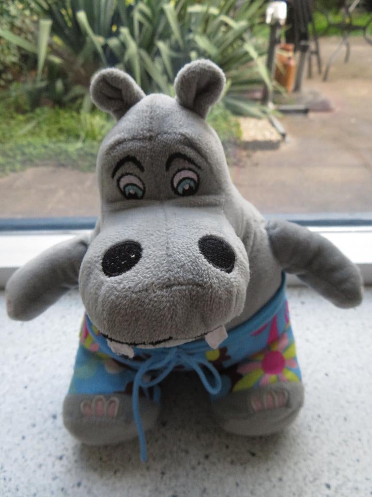 Nijlpaard Jip in vrolijke zwembroek van Kids Merchandise, Kinderen en Baby's, Speelgoed | Knuffels en Pluche, Overige typen, Ophalen of Verzenden