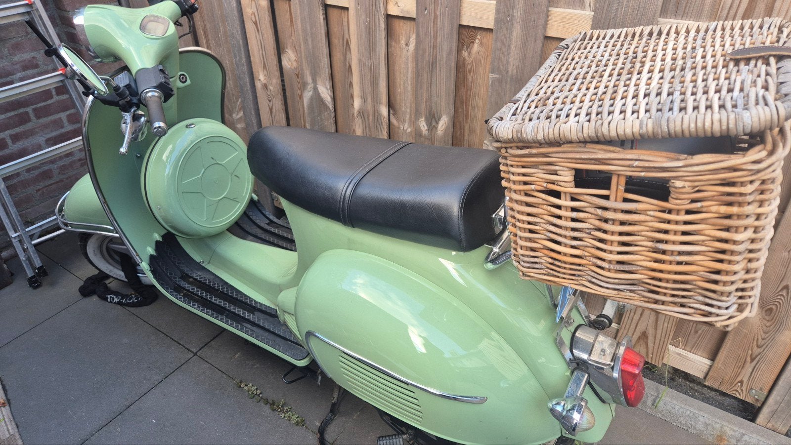 Mooie lichtgroene scooter met rieten mand, Ophalen of Verzenden, Gebruikt, Maximaal 45 km/u, Overige modellen