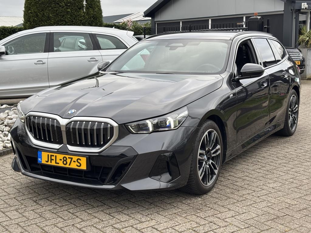 BMW 5 Serie Touring 540D X-Drive 2024 M-Sportpakket Btw Pano, Auto's, Automaat, Gebruikt, 2993 cc, 2000 kg