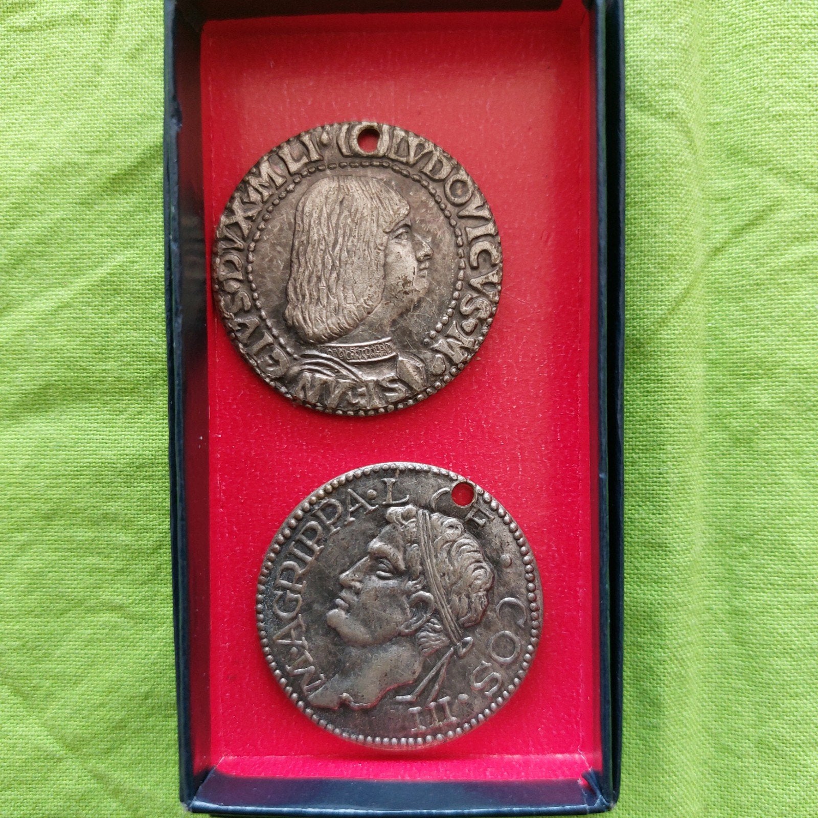 2 oude munten replica, Ophalen, Overige materialen