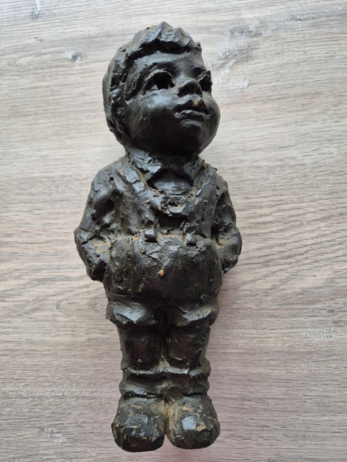 Vintage bronzen beeldje van een jongen, Truus Coumans, Ophalen, 20 - 50 cm, Beeld, Bruin