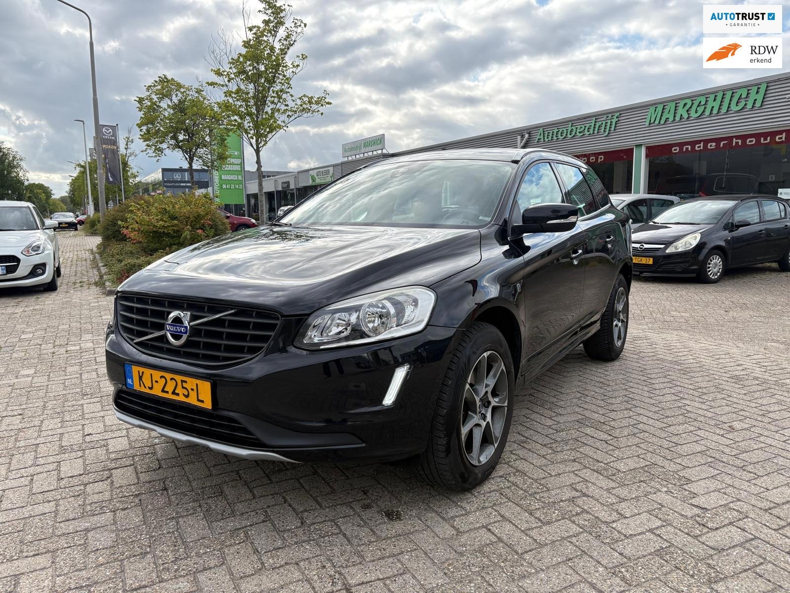 Volvo XC60 2.0 D4 FWD Ocean Race AUTOMAAT, Auto's, Dealer onderhouden, Euro 6, 1969 cc, Zwart