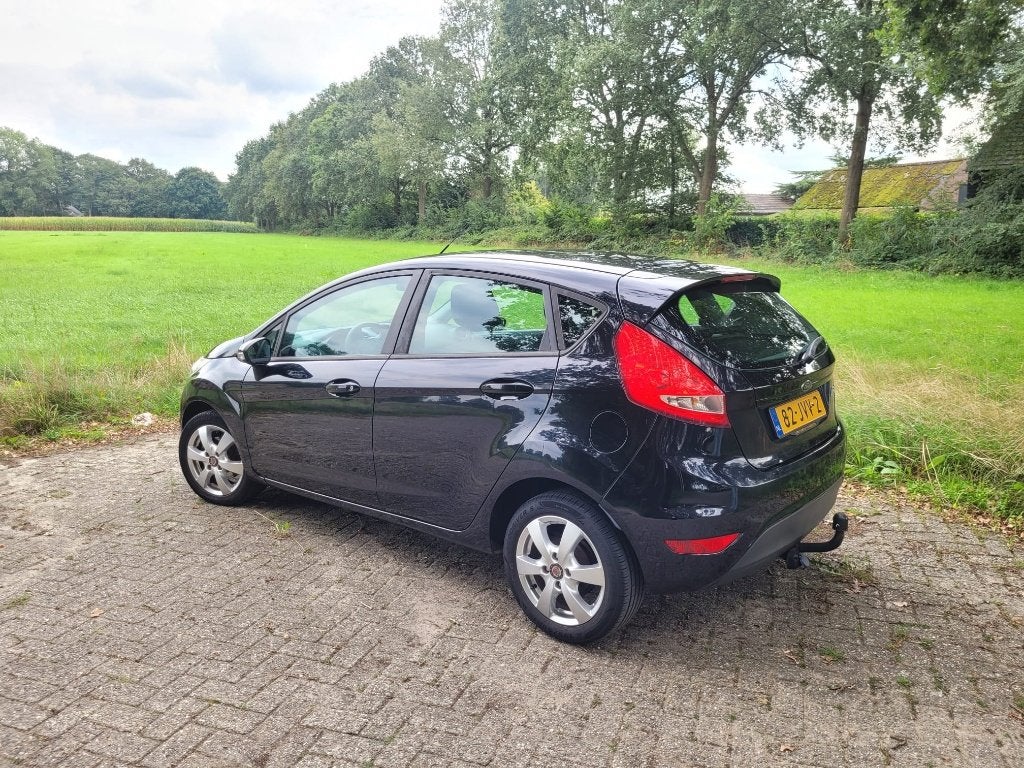 Ford Fiësta 1.25 44KW 5DR 2009 Zwart met trekhaak, Auto's, Voorwielaandrijving, Euro 5, Stof, 40 €/maand