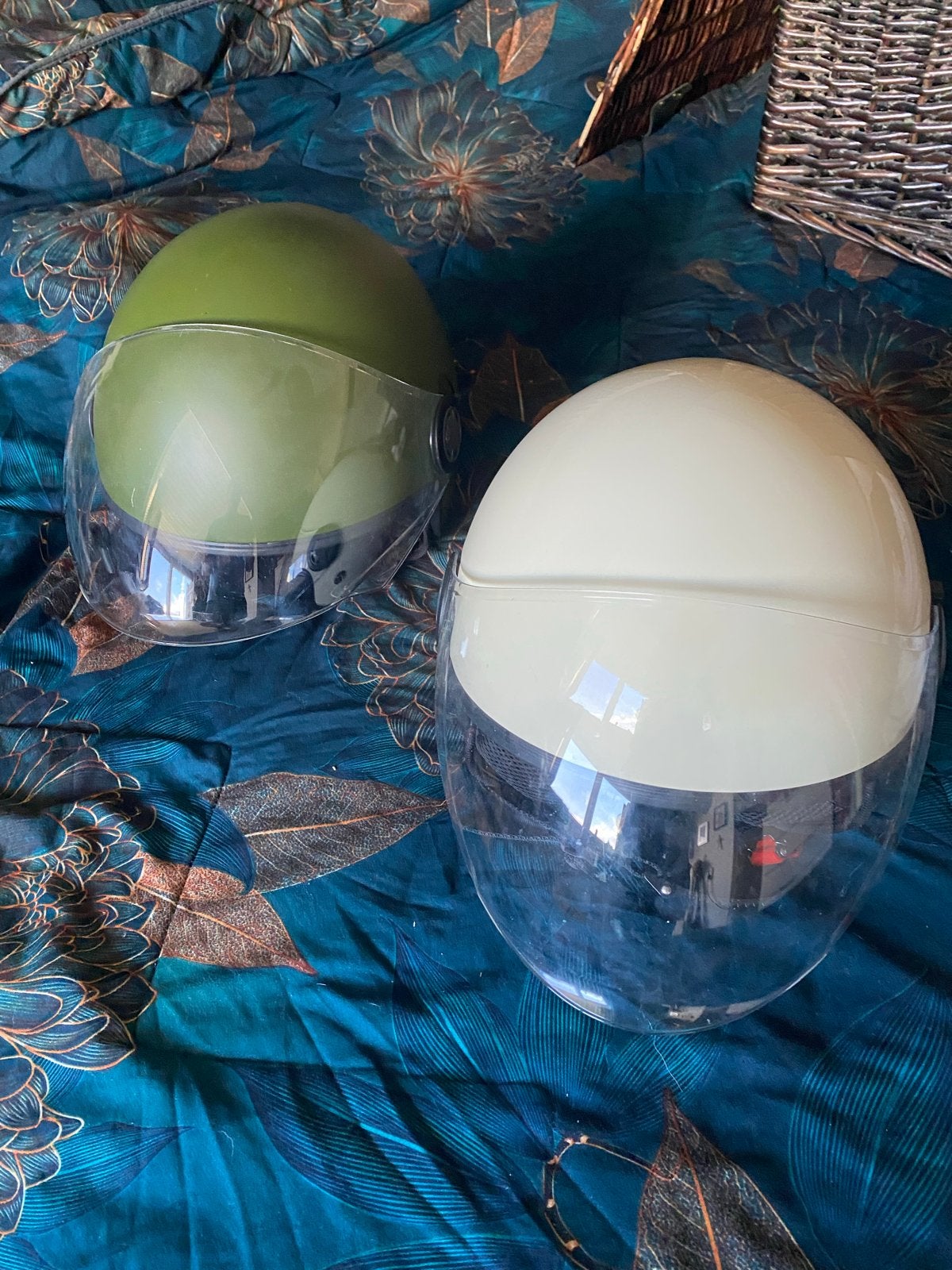 2 scooterhelmen - Groen en Crème, Fietsen en Brommers, Ophalen, Gebruikt, Medium
