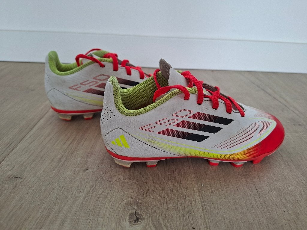 Voetbalschoen Adidas f50 maat 31, Gebruikt, Maat XS of kleiner, Schoenen, Ophalen of Verzenden
