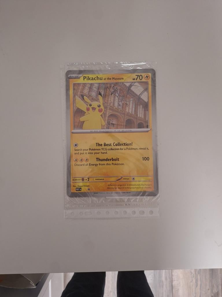 Pikachu at the Museum Pokémon Kaart - Promo, Ophalen of Verzenden, Zo goed als nieuw, Losse kaart