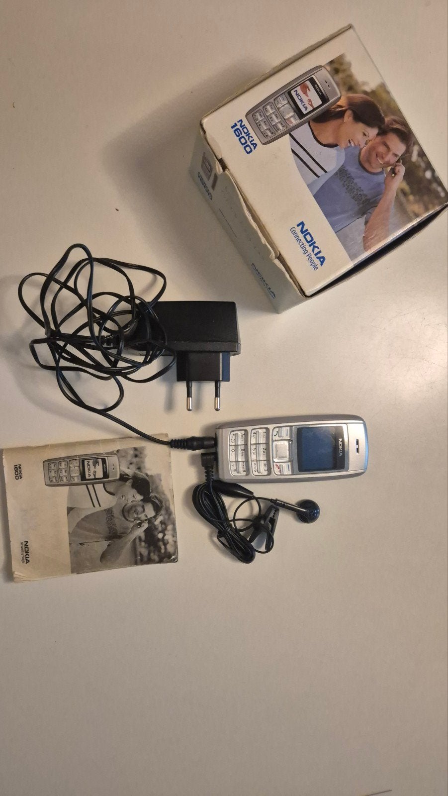 Nokia 1600  en pocketline swing- Klassieke Mobiele Telefoon, Gebruikt, Geen camera, Fysiek toetsenbord, Ophalen of Verzenden