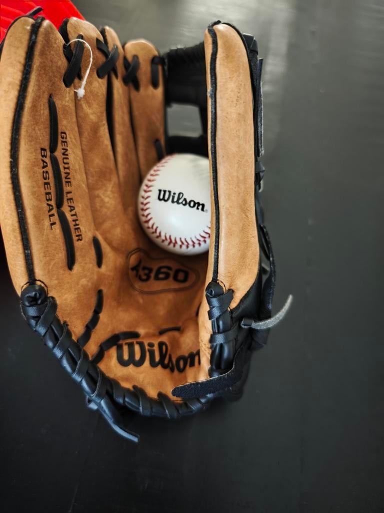 Wilson Honkbalhandschoen met Bal, zo goed als nieuw rechts, Ophalen of Verzenden, Zo goed als nieuw