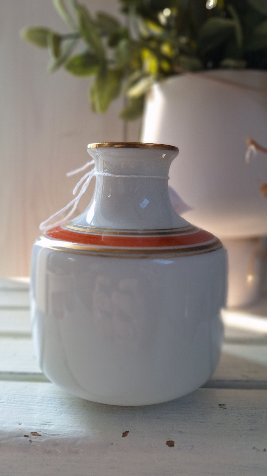 Wit porseleinen vaasje van Royal Porzallan, oranje en goud, Aardewerk of Porselein, Ophalen of Verzenden, Zo goed als nieuw, Minder dan 50 cm