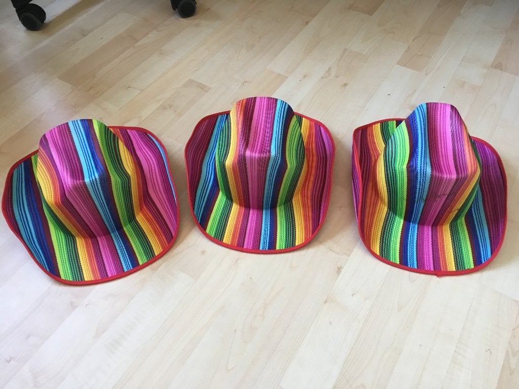 3x gekleurde cowboyhoed, Ophalen of Verzenden, Zo goed als nieuw, Versiering