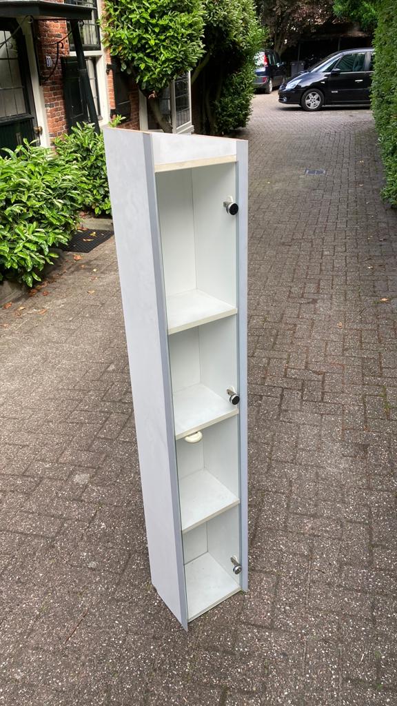 Smal kastje met glas, Ophalen, Zo goed als nieuw