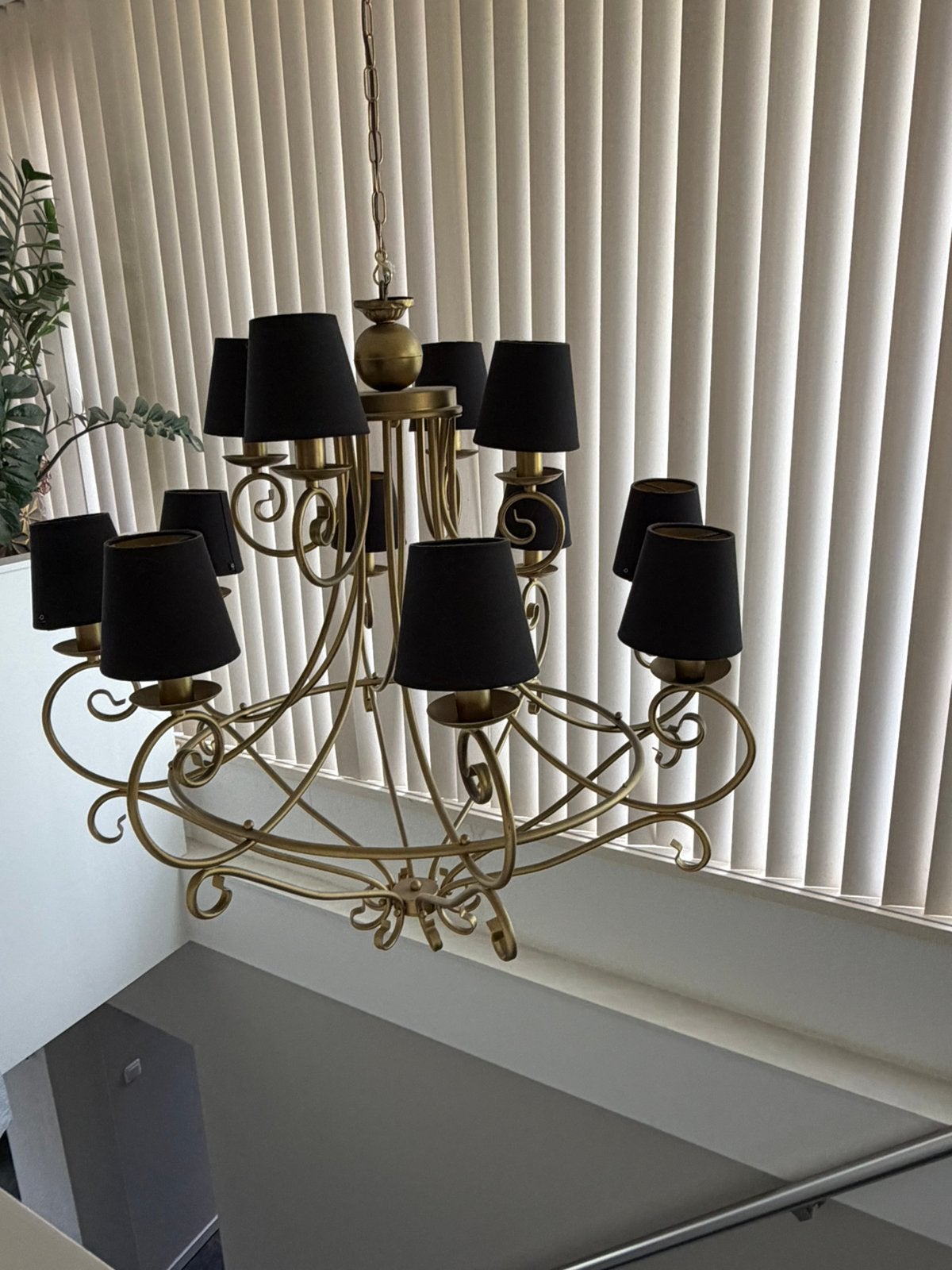 Kroonluchter goud/brons met zwarte kapjes, Huis en Inrichting, Lampen | Kroonluchters, Ophalen, Gebruikt