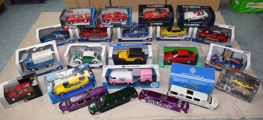 collectie 23 miniatuur auto 1:18 en 1:24, Ophalen, Nieuw, Maisto