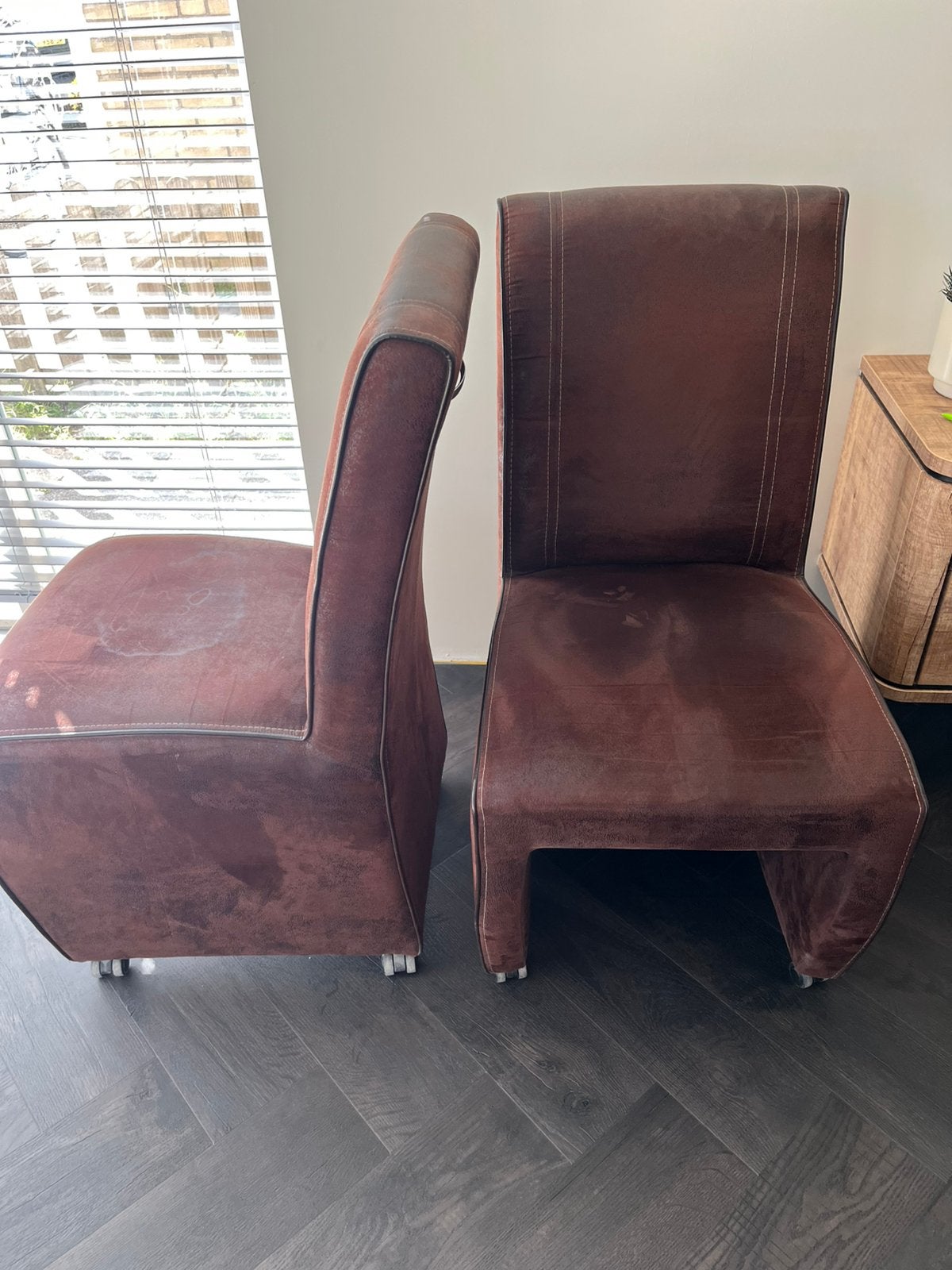 6 bruine eetkamerstoelen met wieltjes, Ophalen, Minder dan 50 cm, Gebruikt, Minder dan 75 cm