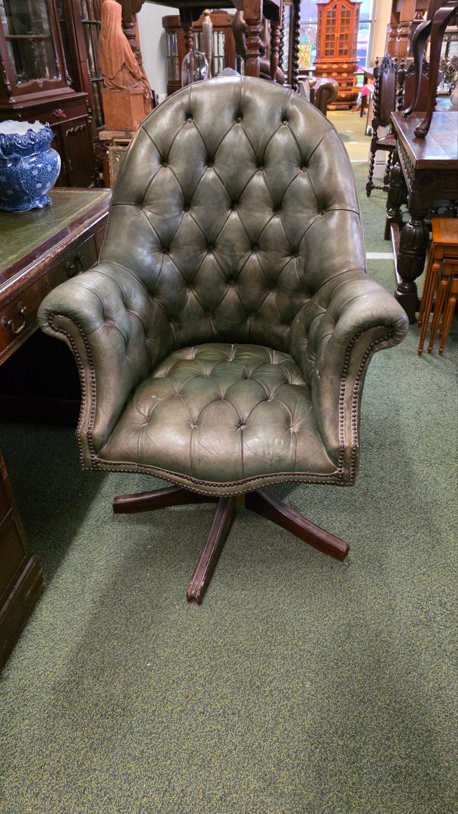 zeer mooie vintage chesterfield captain chair, Antiek en Kunst, Ophalen