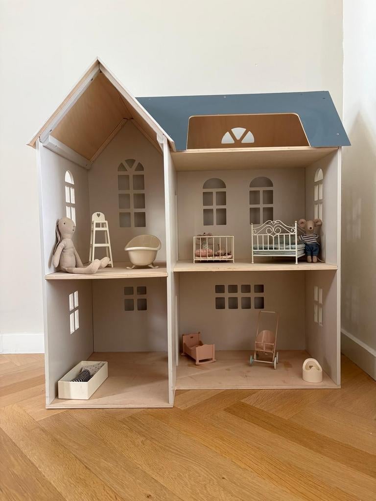 Maileg Poppenhuis met Meubels, Muisjes en Konijn, Maileg Aps, Krogvejen 1, 6950 Ringkøbing, Denmark, Poppenhuis, Gebruikt, Info@maileg.dk