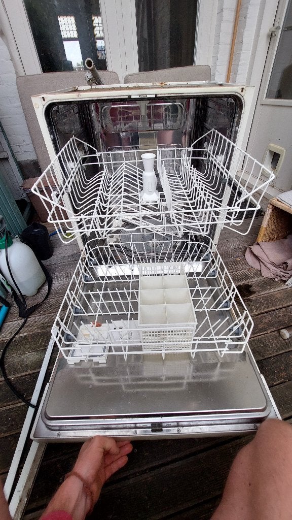 Oude maar werkende vaatwasser