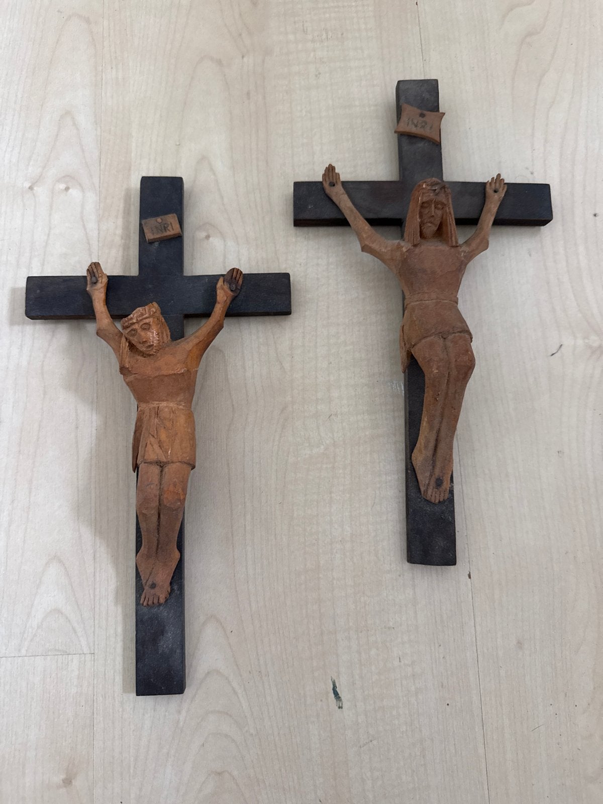 Twee handgesneden kruisbeelden van hout, Ophalen of Verzenden